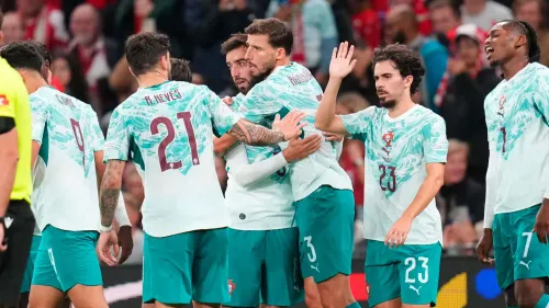 لاعبو منتخب البرتغال يحتفلون بهدف في مباراة حاسمة ضد الدنمارك ضمن دوري الأمم الأوروبية، مع أجواء حماسية في الملعب.
