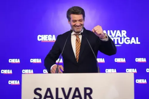 زعيم حزب تشيغا، أندريه فينتورا، يحتفل بفوز حزبه في الانتخابات البرلمانية، مع شعار "SALVAR PORTUGAL" خلفه، معبرًا عن طموحاته السياسية.