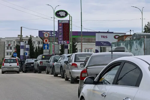 طوابير طويلة من السيارات أمام محطة وقود في سيفاستوبول، حيث تعاني المدينة من نقص حاد في الوقود بسبب القيود المفروضة.