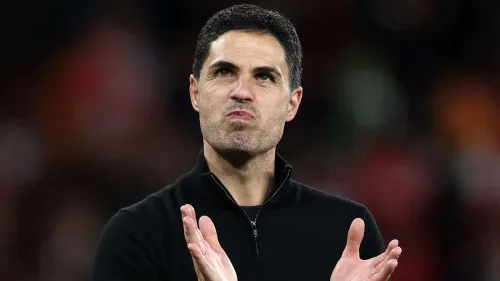 ميكيل أرتيتا مدرب أرسنال يصفق بتعبير جدي، مع تركيز على طموح الفريق للفوز بدوري أبطال أوروبا في الموسم القادم.