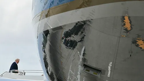 مقدمة الرئيس الأمريكي دونالد ترامب إلى طائرة إير فورس وان، مع انعكاس الطائرة على السطح المعدني، مما يعكس التوترات حول تأخيرات تسليمها.