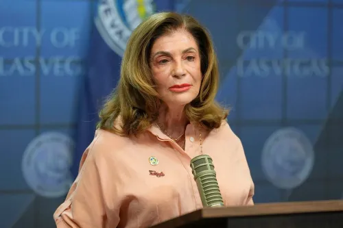 عمدة لاس فيغاس، شيلي بيركلي، تتحدث في مؤتمر صحفي عن قضايا الهجرة وتهديدات التمويل من الإدارة الأمريكية.