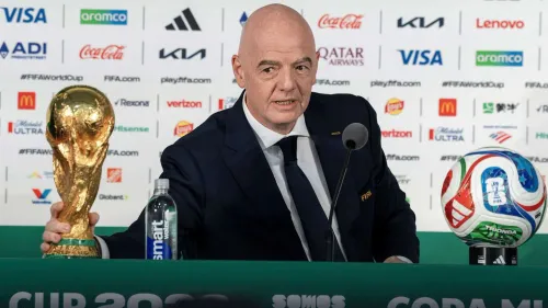 جياني إنفانتينو رئيس FIFA يتحدث في مؤتمر صحفي مع كأس العالم وكرة قدم، وسط جدل حول قيادته وتحويل FIFA إلى نموذج تجاري.