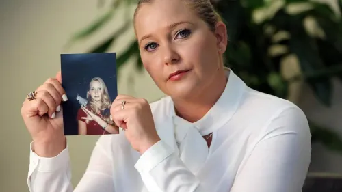 فيرجينيا جيوفري تحمل صورة قديمة لنفسها، تعبيرها جاد، مع خلفية نباتية، في سياق حديثها عن تجربتها مع الإساءة.