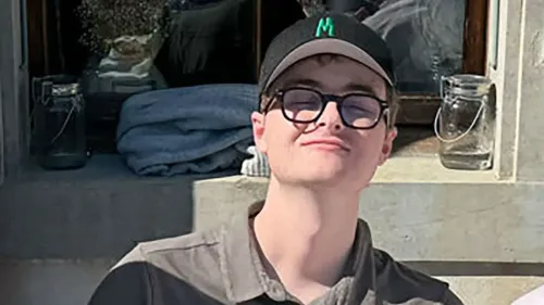 تظهر الصورة الأمير فريدريك أمير لوكسمبورغ مبتسمًا، مرتديًا قبعة ونظارات، في خلفية طبيعية. توفي نتيجة مرض الميتوكوندريا POLG.