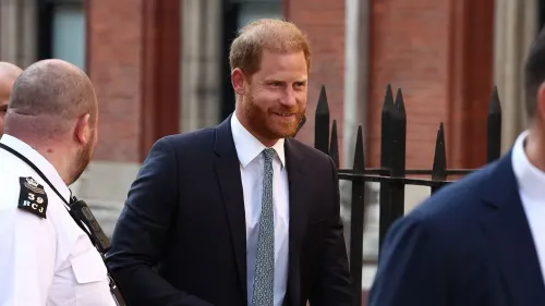 وصل دوق ساسكس، الأمير هاري، إلى محكمة في لندن للطعن في قرار الحكومة البريطانية بشأن أمانه. يبتسم بينما يتحدث مع رجال الأمن.