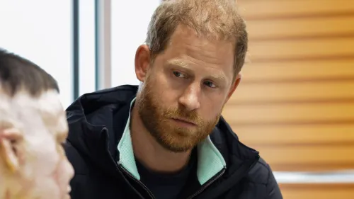 الأمير هاري يستمع بتركيز لضحايا الحرب خلال زيارته لمركز "سوبرهومانز" في أوكرانيا، حيث يساهم في دعم إعادة تأهيل الجرحى.