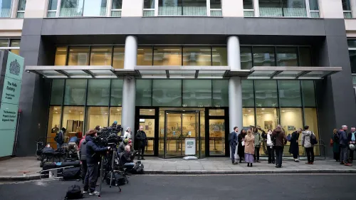 مبنى المحكمة العليا في لندن مع تجمع الصحفيين ومتفرجين، بعد إعلان الأمير هاري عن تسوية قضيتهم القانونية.