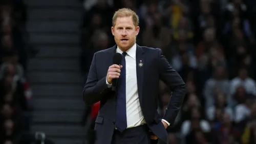 الأمير هاري يتحدث في حدث عام، مع التركيز على قضايا الهجرة وتأثير ماضيه على سجلات دخوله إلى الولايات المتحدة.