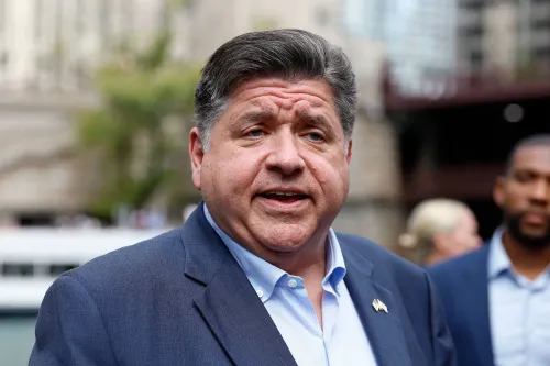 حاكم إلينوي جي بي بريتزكر يتحدث في مؤتمر صحفي في شيكاغو، معبرًا عن انتقاده لإرسال قوات فيدرالية إلى المدينة.