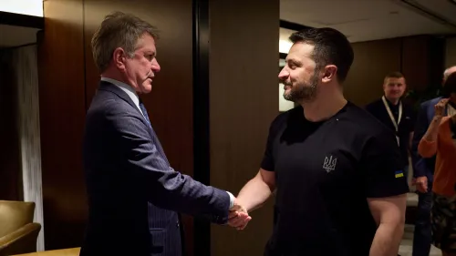 لقاء بين النائب الجمهوري مايكل ماكول والرئيس الأوكراني فولوديمير زيلينسكي، يعكس دعم الولايات المتحدة لأوكرانيا في مواجهة العدوان الروسي.