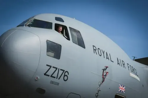 شخص داخل قمرة قيادة طائرة عسكرية تابعة لسلاح الجو الملكي البريطاني، مع التركيز على الأضرار المحتملة الناتجة عن الاحتجاجات.