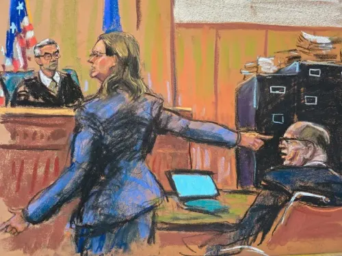 رسم توضيحي لجلسة محكمة تتضمن المدعية العامة شانون لوسي وهي تشير نحو هارفي واينستين، بينما يجلس القاضي خلفها.