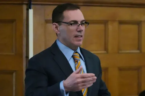 محامي يتحدث في قاعة المحكمة، حيث يتم مناقشة قضية مقتل جون أوكيف، مع التركيز على أهمية الحق في التزام الصمت.