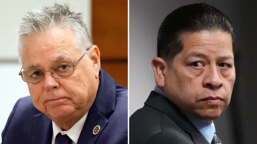 صورة تظهر سكوت بيترسون وأدريان غونزاليس، ضباط شرطة متهمين بالتقصير أثناء حوادث إطلاق نار في مدارس.