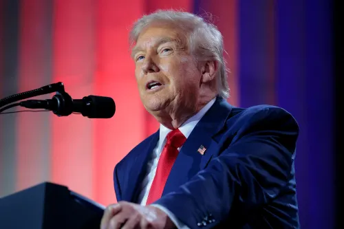 دونالد ترامب يتحدث في حدث عام، مع خلفية ملونة، وسط توقعات بزيارته إلى اسكتلندا واحتجاجات مناهضة له.