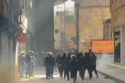 احتجاجات في شوارع طهران، حيث يتجمع المتظاهرون وسط دخان الغاز المسيل للدموع، في مواجهة قوات الأمن.