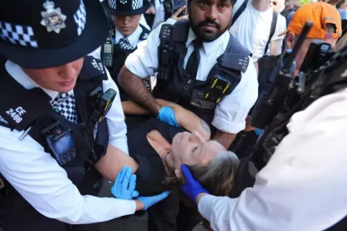 اعتقال متظاهرة خلال احتجاجات في لندن دعماً لحركة "العمل من أجل فلسطين"، مع تواجد مكثف للشرطة.