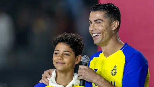 رونالدو جونيور، ابن كريستيانو رونالدو، مبتسمًا أثناء حديثه مع والده، مرتديًا زي نادي النصر السعودي، بمناسبة استدعائه للمنتخب البرتغالي تحت 15 عامًا.