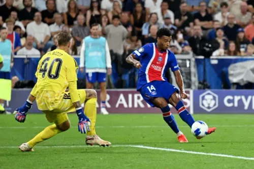 لاعب باريس سان جيرمان رقم 14 يسدد كرة نحو حارس أستون فيلا خلال نهائي كأس السوبر الأوروبي في زالتسبورغ.