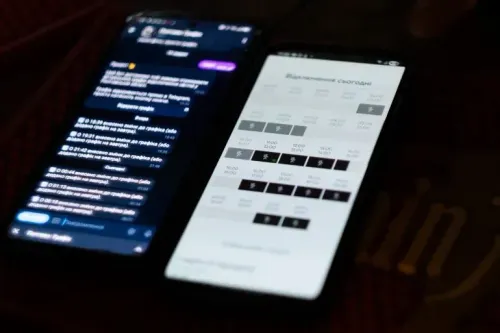 شاشتان هاتفيتان تظهران معلومات حول انقطاع الكهرباء في أوكرانيا، مع رسائل وتوقيتات توضح حالة الطاقة الحالية.