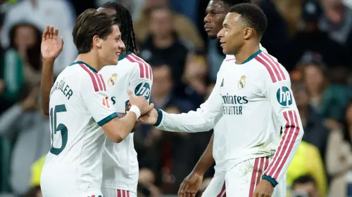 لاعبا ريال مدريد Güler وMbappe يحتفلان بعد هدف في مباراة ضد إشبيلية ضمن الدوري الإسباني.