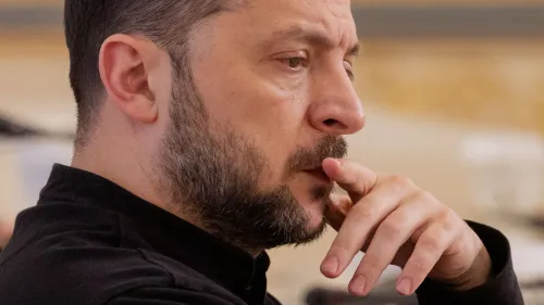 زيلينسكي يتأمل بعمق خلال اجتماع في كييف، معبرًا عن القلق بشأن الوضع الحالي في أوكرانيا وعلاقاتها الدولية.