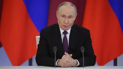 بوتين يتحدث خلال مؤتمر صحفي، مع العلمين الروسيين خلفه، معبرًا عن استعداده لمناقشة وقف إطلاق النار مع أوكرانيا.