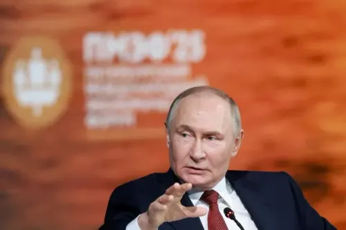 بوتين يتحدث في منتدى سان بطرسبرج الاقتصادي، مشددًا على أهمية تجنب الركود الاقتصادي وتعزيز الاستثمار.