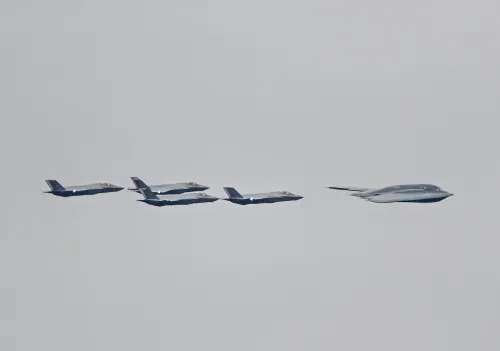 تحلق طائرات مقاتلة من طراز F-22 وقاذفة B-2 في سماء ألاسكا، مما يعكس قوة الولايات المتحدة العسكرية خلال قمة ترامب وبوتين.