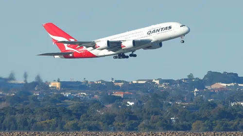طائرة إيرباص A380 التابعة لشركة كانتاس تقلع فوق مناظر طبيعية حضرية، معبرة عن قرار كانتاس سحب أسطولها من هذا الطراز العملاق قبل الموعد المحدد.