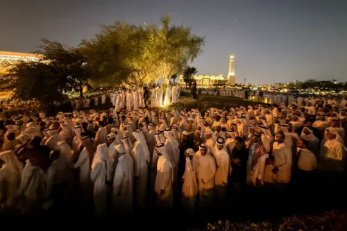 مشيعون يرتدون الزي القطري التقليدي يؤدون صلاة الجنازة في مقبرة لوسيل بالدوحة لوداع الشيخ حمد بن خليفة آل ثاني، مؤسس نهضة قطر الاقتصادية والسياسية.