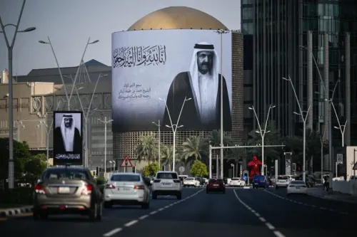 لوحات تذكارية ضخمة في الدوحة تحمل صورة الشيخ حمد بن خليفة آل ثاني، تعبيراً عن وفاته وإرثه في تطوير قطر ونفوذها العالمي.