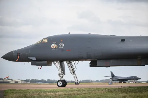 طائرة بي-1 بي القاذفة الاستراتيجية الأميركية في قاعدة RAF Fairford الجوية في إنكلترا، مركز التوترات الأمنية والتحقيقات بمكافحة الإرهاب.