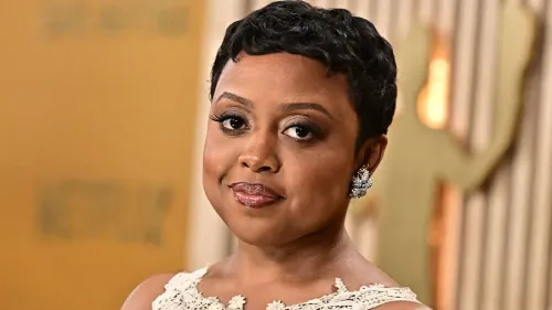 كوينتا برونسون، نجمة "أبوت الابتدائية"، تظهر في حدث رسمي، حيث تعلن عن طلبها للطلاق من زوجها جاي أنيك بسبب "خلافات غير قابلة للتوفيق".