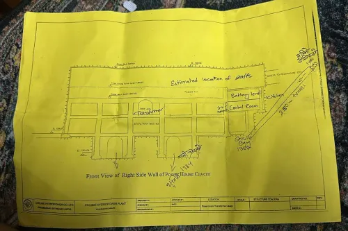 مخطط هندسي لأنفاق محطة كهرومائية في نيبال يوضح مواقع غرف التحكم والبطاريات والأنفاق التي غمرتها الفيضانات.