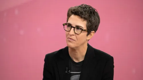 عودة راشيل مادو إلى MSNBC لتقديم برنامجها خمس ليالٍ في الأسبوع، وسط تغييرات في تغطية أخبار إدارة ترامب.