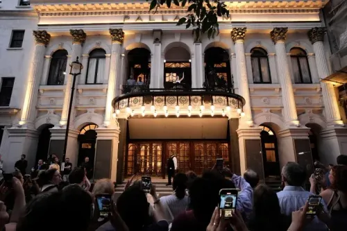 أداء راشيل زيغلر على شرفة مسرح بالاديوم بلندن، حيث تجمع الجمهور لمشاهدة العرض المجاني لأغنية "لا تبكي من أجل الأرجنتين".