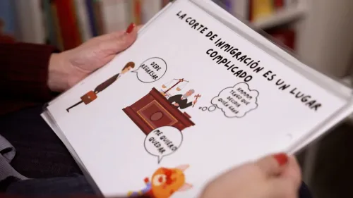 كتيب ملون يشرح للأطفال كيفية التعامل مع نظام الهجرة، يظهر قاضيًا ومحاميًا وقطًا كرتونيًا. يركز على أهمية الدعم القانوني للأطفال المهاجرين.