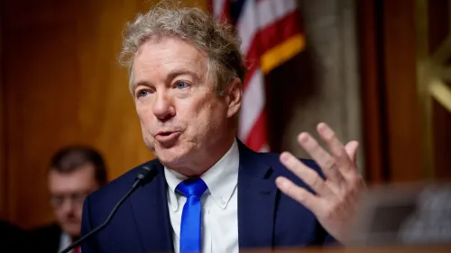 السيناتور راند بول يتحدث خلال جلسة، معبرًا عن استيائه من استبعاده وعائلته من نزهة البيت الأبيض، مشيرًا إلى عدم نضج الإدارة.