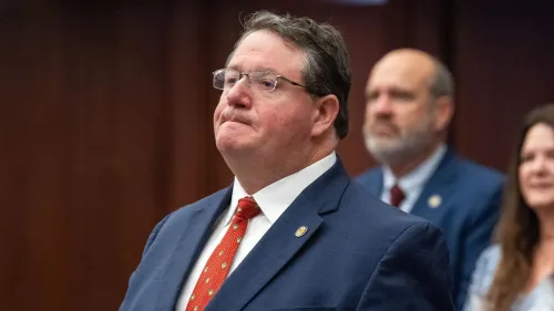 راندي فاين، عضو مجلس الشيوخ السابق، يظهر في حدث سياسي، مع تعبيرات وجه تعكس التوتر في سباق الانتخابات لمقعد مجلس النواب في فلوريدا.