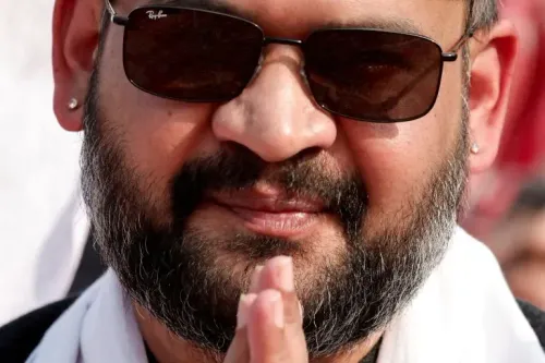 باليندرا شاه، زعيم حزب راستريا سواتانترا الوسطي، يظهر مبتسمًا ويرتدي نظارات شمسية، مع إشارة تحية تعكس فوزه في الانتخابات النيبالية.