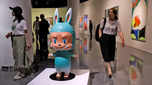 تمثال لابوبو النادر باللون الأخضر النعناعي، بطول 131 سم، مع تفاصيل وجه عفريت مبتسم، في معرض فني في بكين.