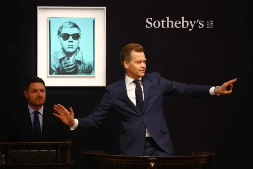 مزاد علني في دار سوذبيز يتضمن بيع الطبعات الأربع الأولى من أعمال ويليام شكسبير، مع وجود مزاد مميز في الخلفية.