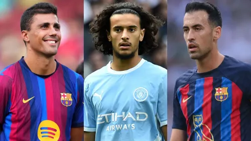 أيوب بوعدّي في وسط الصورة بقميص مانشستر سيتي، بين لاعبين من برشلونة، مع التركيز على انتقاله وتألقه كلاعب وسط واعد.
