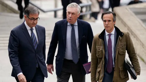 كارلو أنشيلوتي برفقة محاميه أثناء مثوله أمام المحكمة في قضية تهرب ضريبي، حيث يواجه اتهامات تتعلق بعائدات حقوق الصورة.