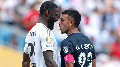 مواجهة متوترة بين أنطونيو روديجر وغوستافو كابرال خلال مباراة كأس العالم للأندية، بعد ادعاءات بإساءة عنصرية.