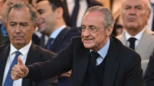 فلورنتينو بيريز رئيس ريال مدريد يظهر مبتسماً ويشير بإبهامه وسط حضور رسمي، في سياق متابعة فرص تعاقدات النادي مع لاعبين من مانشستر سيتي.