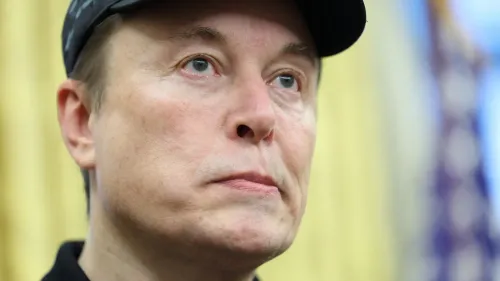 إيلون ماسك خلال اجتماع رسمي، يعبر عن جدية التحديات التي تواجه الحكومة الفيدرالية، مع التركيز على الأمن السيبراني.