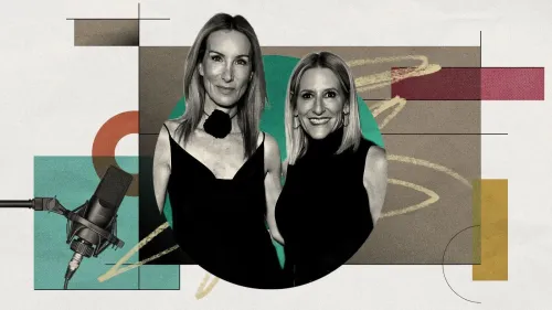 صورة لجينيفر ويلش وإنجي سوليفان، مقدمتا البودكاست السياسي "لقد طفح الكيل"، مع خلفية ملونة وميكروفون، تعكس تعبيراتهما الجريئة.